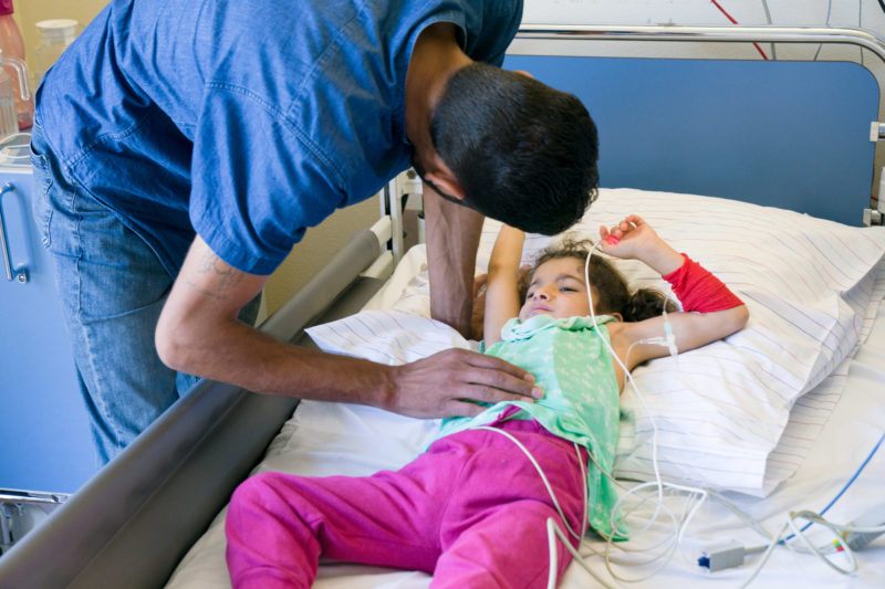 Medizinfotografie: Im Herzkatheterlabor der kinderkardiologischen Abteilung der Universitätsklinik Homburg (Saar) wird ein Mädchen auf einen Eingriff vorbereitet.