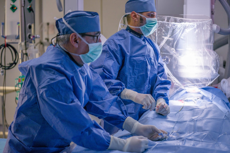 Medizinfotografie: Ärzte während einem Eingriff Im Herzkatheterlabor der kinderkardiologischen Abteilung der Universitätsklinik Homburg (Saar).