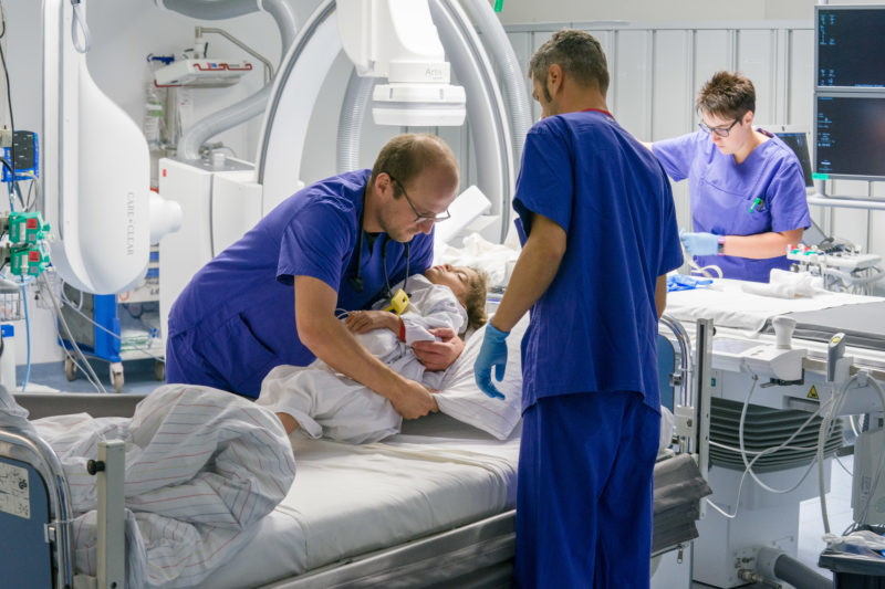Medizinfotografie: Nach einem Eingriff Im Herzkatheterlabor der kinderkardiologischen Abteilung der Universitätsklinik Homburg (Saar) wird ein Kind zurück in sein Bett gelegt.